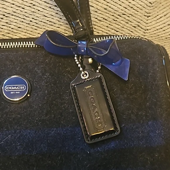 AUTHENTIC VINTAGE COACH WOOL HANDBAG WITH PATENT LEATHER HANDLE AND BOW - Picture 4 of 9